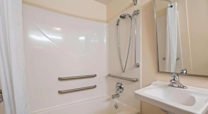 Western Nittany Hotel 2*
